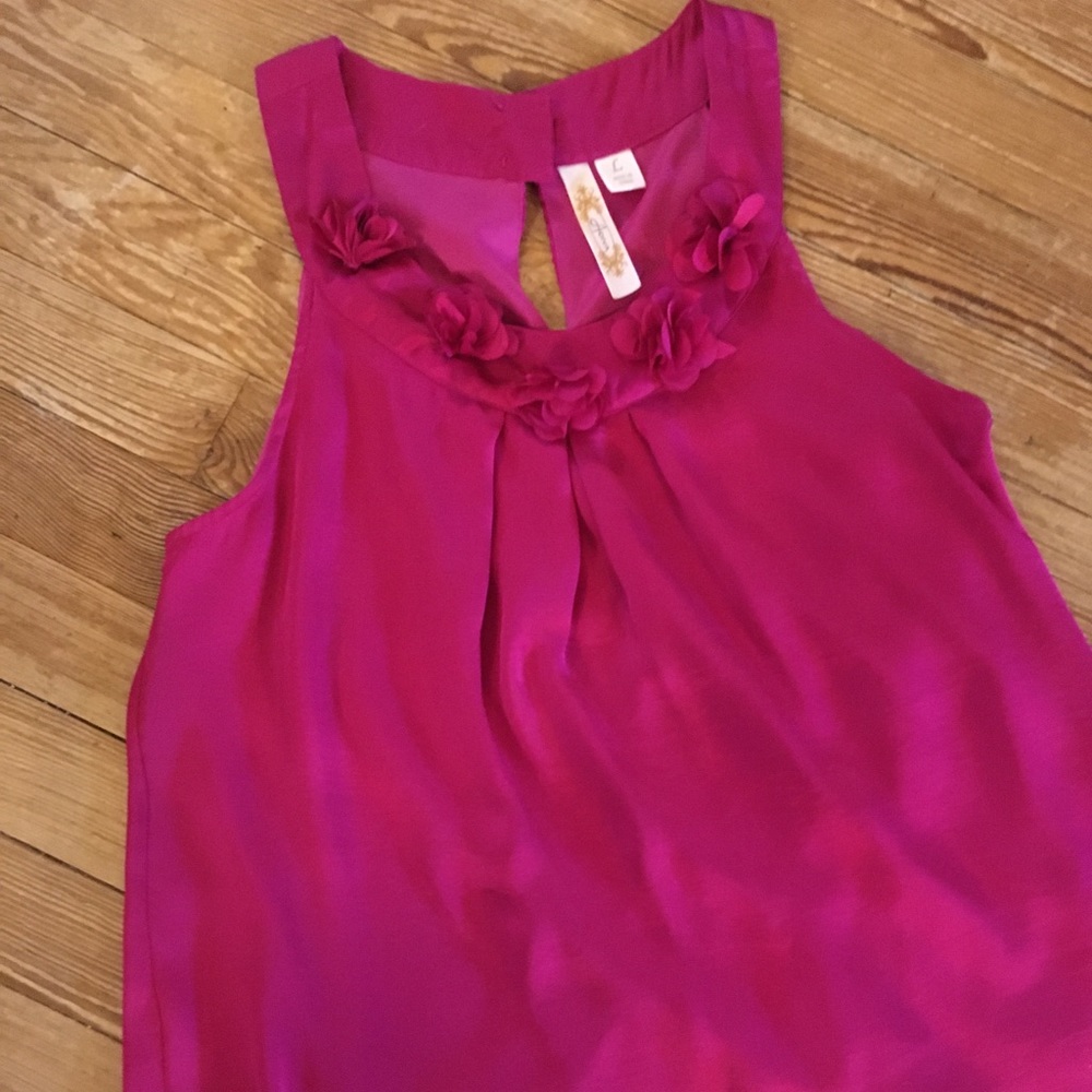 Women’s sleeveless dressy top